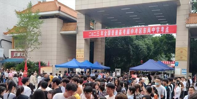 pg电子平台一场街拍两个人的“牵手门”撕开了“上流社会”的遮羞布(图9)