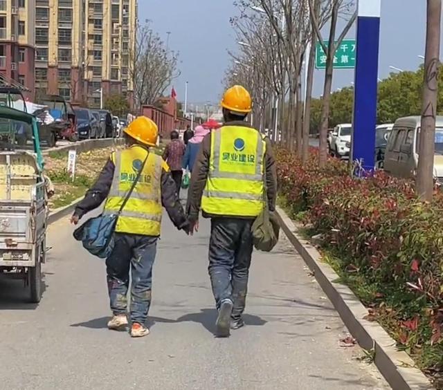 pg电子平台夫妻二人在工地上上班手拉手一起下班背影让人羡慕(图3)