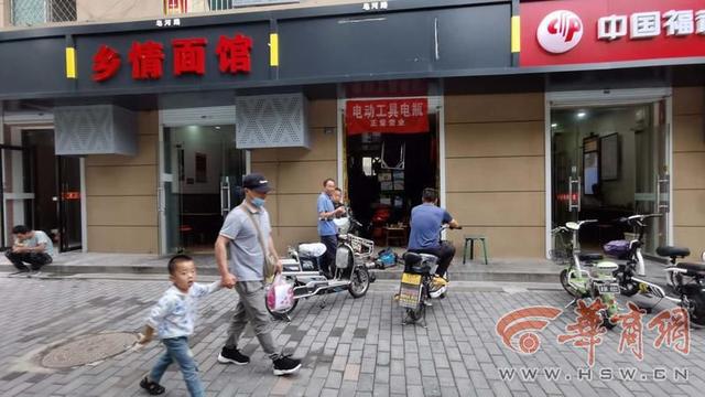 pg电子平台沿街店铺统一成黑色后 西安70家商户被禁止安装店名等字体(图1)