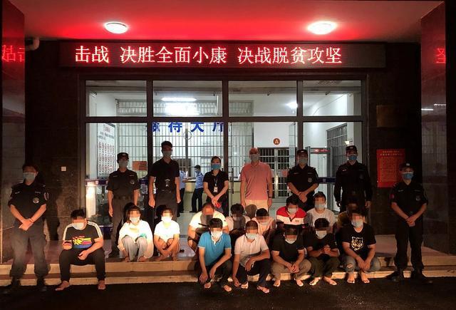 半岛官网团伙发小卡片用“”揽客警方突袭17名涉黄男女现场被抓(图3)