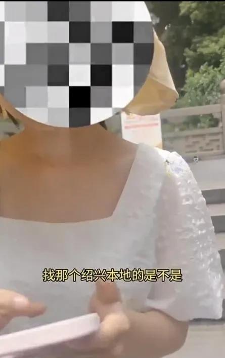 半岛官网男子曝光妻子和陌生男子牵手被当场抓住女儿出轨是丈母娘介绍的(图1)