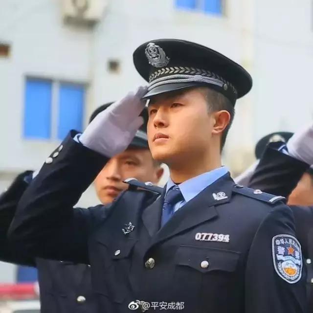 半岛官网成都民警空手夺白刃轻生女子崩溃：你个骗子！(图4)