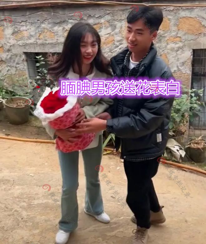 半岛官网云南：腼腆男子订婚新娘主动和他拉手网友：善解人意让人羡慕(图1)