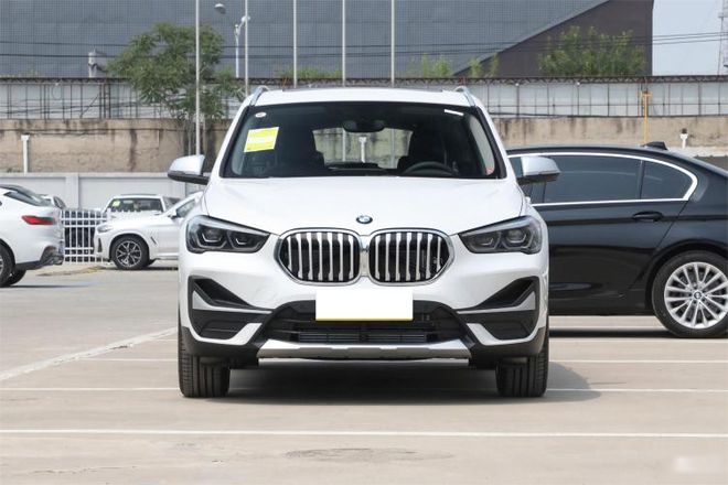 半岛官网十多万能买宝马SUV？探店实拍宝马X1推荐20T四驱版(图1)